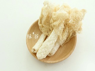 2、竹荪干贝冬瓜汤,竹荪是一种隐花菌类,形状略似网状干白蛇皮,它有鹅蛋黄的菌帽,雪白色的圆柱状的菌柄,被人们称为“雪裙仙子”、“山珍之花”、“真菌之花”、“菌中皇后”。竹荪营养丰富,香味浓郁,滋味鲜美,自古就列为“草八珍”之一。