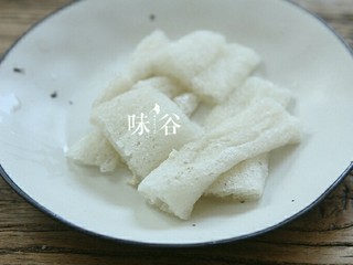 5、竹荪干贝冬瓜汤,浸泡后的竹荪去根和头部,取中间部分切成段。(同时要去除竹荪的花朵部分(网状部分,花朵是竹荪香味比较集中的地方),只保留茎部,否则会有怪味。)