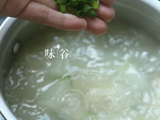 12、竹荪干贝冬瓜汤,关火前撒上葱花即可。