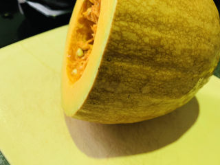 1、南瓜小圆子,南瓜去皮