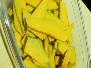 2、南瓜小圆子,切薄片