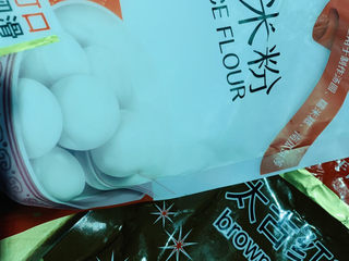 4、南瓜小圆子,准备糯米粉和红糖