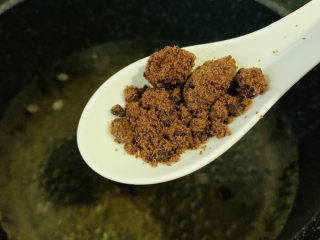 5、南瓜小圆子,锅加清水,加入红糖