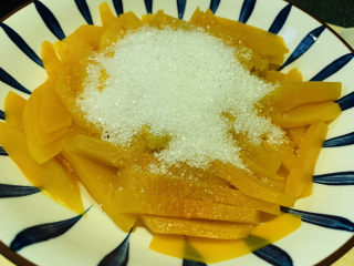 7、南瓜小圆子,南瓜蒸熟,取出,加白糖