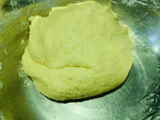 11、南瓜小圆子,揉成团,如果觉得软,还可以再加些糯米粉