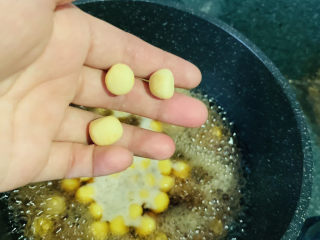 14、南瓜小圆子,加入烧开的红糖水中