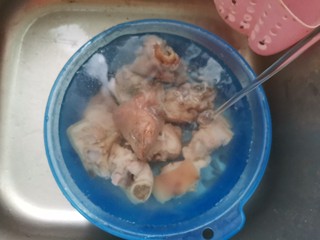 2、黄豆猪脚汤,煮好捞出洗干净，拔毛