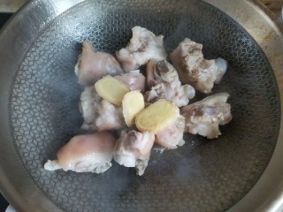 3、黄豆猪脚汤,起锅烧油，下入猪脚翻炒几下出香味，加入姜片