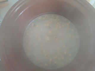 8、黄豆猪脚汤,倒入砂锅