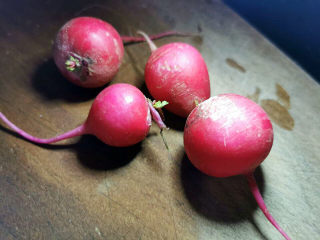 2、萝卜肉丸汤,樱桃小萝卜