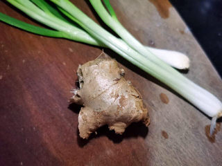 3、萝卜肉丸汤,葱姜