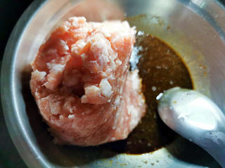 7、萝卜肉丸汤,把剁好的肉馅放入腌料中