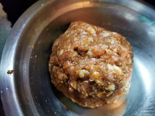 8、萝卜肉丸汤,搅拌均匀