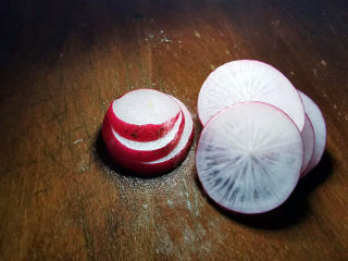 10、萝卜肉丸汤,樱桃萝卜切片