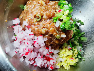 12、萝卜肉丸汤,腌好的肉馅加入葱姜，樱桃萝卜碎