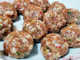 14、萝卜肉丸汤,捏成一个一个肉丸子