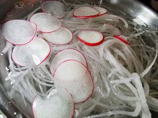 17、萝卜肉丸汤,萝卜丝泡水，再加上几片樱桃萝卜片