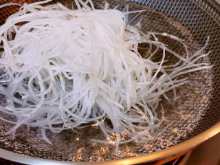 18、萝卜肉丸汤,水锅中加入萝卜丝