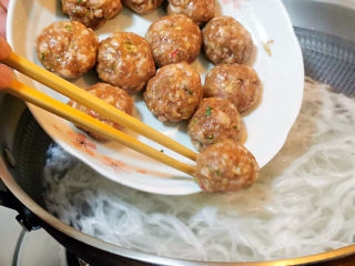 21、萝卜肉丸汤,锅中改中火，肉丸子依序下锅