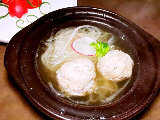 24、萝卜肉丸汤,迅速装盘，可来点胡椒粉，上菜啦