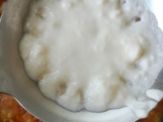 18、西红柿面疙瘩,把面糊到入漏勺里，晃动勺子，面疙瘩均匀地漏入锅里