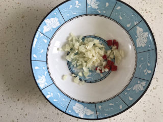 1、酸汤荞麦面,碗中加入蒜末，小米辣