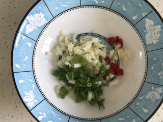 2、酸汤荞麦面,加入葱花