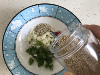 3、酸汤荞麦面,加入熟白芝麻