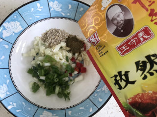 4、酸汤荞麦面,加入孜然粉