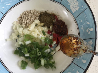 5、酸汤荞麦面,加入辣椒油