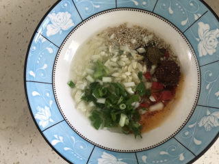 6、酸汤荞麦面,用热油泼一下