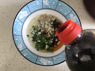 7、酸汤荞麦面,再加入生抽