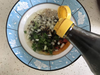 8、酸汤荞麦面,加入醋