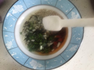 9、酸汤荞麦面,加入适量的盐