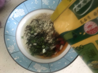 10、酸汤荞麦面,加入适量的鸡精