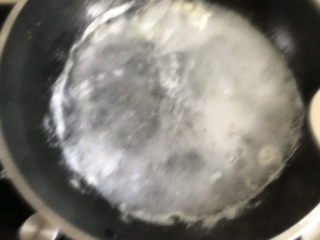 12、酸汤荞麦面,水烧开先用勺子搅一下，再打入一个鸡蛋