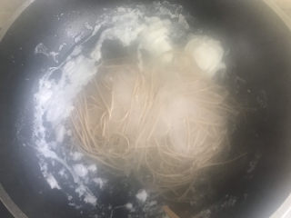 13、酸汤荞麦面,然后下入荞麦面条