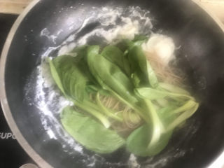 14、酸汤荞麦面,再下入青菜