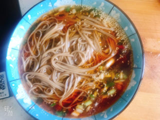17、酸汤荞麦面,再把面条夹入碗中