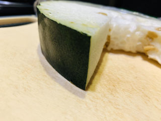 1、冬瓜蛤蜊汤,冬瓜一块，切200克待用，其余的保鲜膜裹好，放冰箱，保存一周都不会坏；