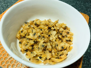 3、冬瓜蛤蜊汤,家里有很多蛤蜊干，平时保存在冰冻里，不容易坏；