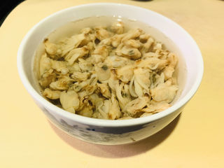 5、冬瓜蛤蜊汤,提前一小时泡发蛤蜊干，但不要隔夜泡发，海鲜隔夜容易滋生细菌；