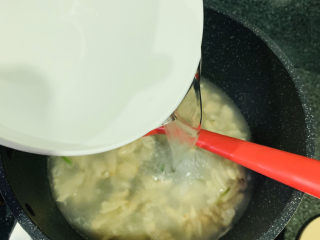 8、冬瓜蛤蜊汤,加入一大碗清水；