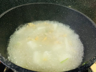 12、冬瓜蛤蜊汤,中间稍微搅拌一下，煮到汤汁浓白；