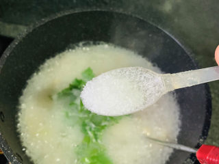 16、冬瓜蛤蜊汤,加少许味精，蛤蜊干带有咸味，就不用加盐了，搅拌均匀，出锅；