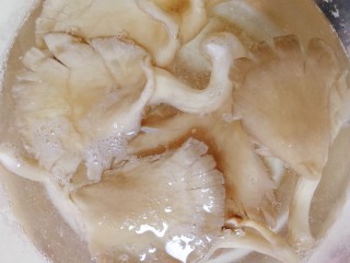 4、平菇豆腐汤,捞出过凉水。