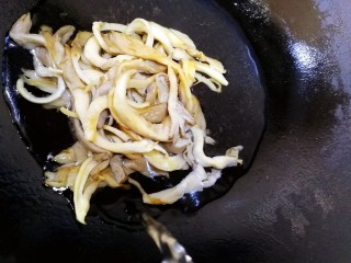 12、平菇豆腐汤,倒入适量开水。