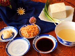 1、《蒋侍郎豆腐》,老豆腐、干虾米、猪油、酒酿汁、生抽、淡淡的水淀粉