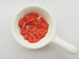 2、丝瓜蛋汤,枸杞洗净。