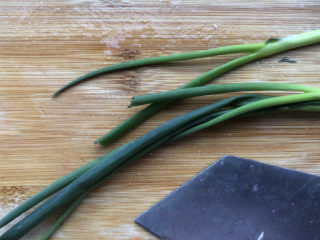 2、西红柿豆腐汤,香葱洗干净，切少许葱花备用。